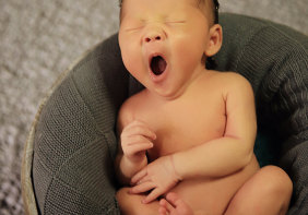 婴儿微笑能刺激妈妈大脑，使其感到幸福