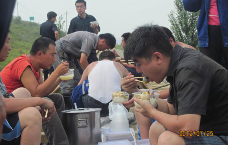 7月25日，公司员工在野外就餐2