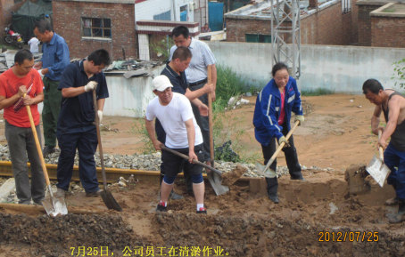 7月25日，公司员工在清淤作业。