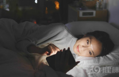 第416期睡前刷手机，越刷越抑郁！研究称睡前玩手机增加抑郁风险！