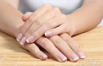 指甲上的竖纹、月牙、白点代表什么？有3种指甲问题，是疾病信号