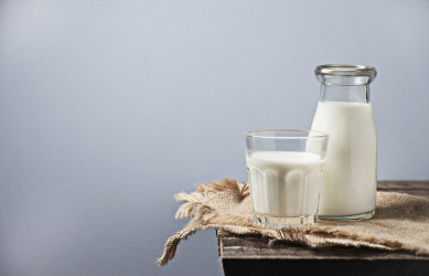 营养师总结：牛奶好处多，但4类人不适合喝牛奶，请管住自己的嘴