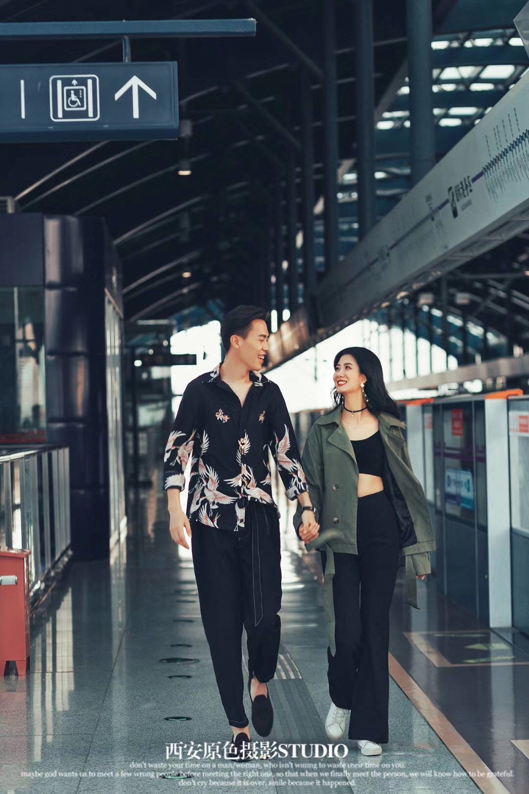 年轻情侣在地铁站-蓝牛仔影像-中国原创广告影像素材