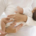 你真的知道怎么抱新生宝宝吗？这些错误的抱姿可会伤害宝宝的脊椎