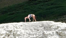 英国女子悬崖边淡定做瑜伽引争议