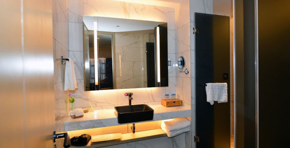 为何酒店的卫生间采用玻璃材质？这几大好处你了解吗？
