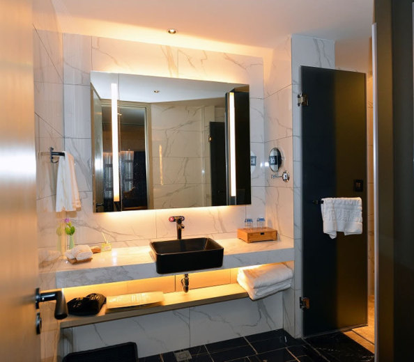 为何酒店的卫生间采用玻璃材质？这几大好处你了解吗？
